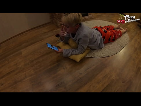 ❤️ Galna blondinen suger en enorm kuk och studsar på den - Analsex ❤ Pornvideo at us ❌