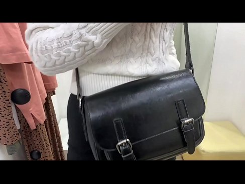 ❤️ Offentlig onani av den unga slynan FeralBerry med en dildo i provrummet ❤ Pornvideo at us ❌