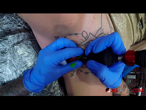 ❤️ Extremt tatuerade snyggingen Sully Savage fick en tatuering på sin klitoris ❤ Pornvideo at us ❌