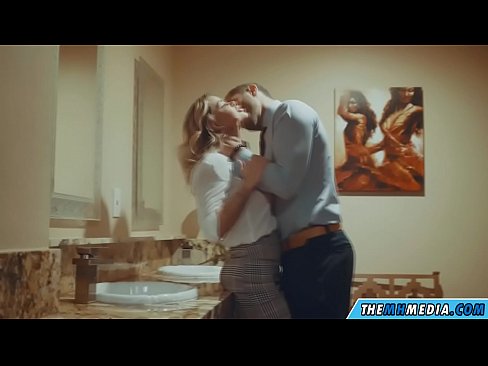 ❤️ När en bystig blondin förför dig på en offentlig toalett ❤ Pornvideo at us ❌